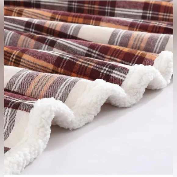 Eddie Bauer Reversible Sherpa Fleece Throw Blanket - Picture 3 of 4